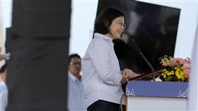 蔡英文視察永安漁港。總統府提供