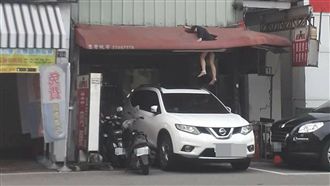 婦人曬棉被墜樓　卡遮雨棚兩腿懸空