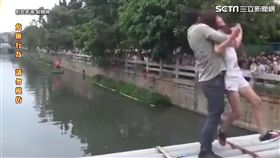 陸女察看手機遭拒欲跳河。
（圖／翻攝梨視頻）