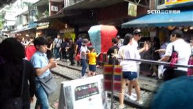 平溪天燈潛規則 搶佔鐵軌不得越界!