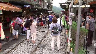 你滾開！天燈惡霸搶地盤暴打他店員工