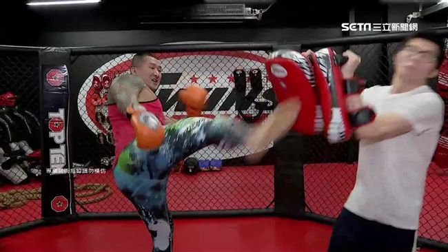 格鬥初體驗！館長一腳記者「飛太遠」