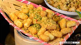 君品酒店頤宮中餐廳推出「兒時味饗宴」，將脆果子、鱈魚香絲、蝦味先、蠶豆酥、乖乖以及可樂果變身五星料理。（圖／君品提供）