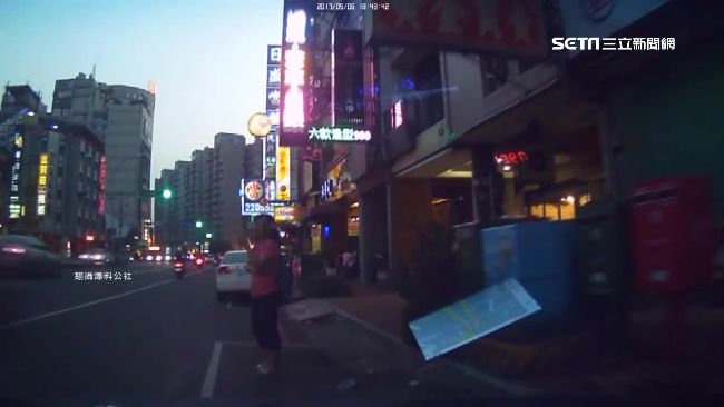 不甩駕駛喇叭示意　女子肉身強佔車位