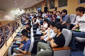 教室 聽講 學生
圖／攝影者othree, Flickr CC License
https://www.flickr.com/photos/othree/6096789267/in/photolist-4Bvkr1-dPEC1Z-fxhqDi-6fqSVE-ahKD3k-51rYSH-dCJ3Bx-o9Bcrv-3DjqEo-d22jnC-r2XLgo-5jj2AV