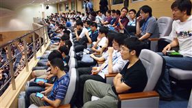 16:9
教室 聽講 學生
圖／攝影者othree, Flickr CC License
https://www.flickr.com/photos/othree/6096789267/in/photolist-4Bvkr1-dPEC1Z-fxhqDi-6fqSVE-ahKD3k-51rYSH-dCJ3Bx-o9Bcrv-3DjqEo-d22jnC-r2XLgo-5jj2AV