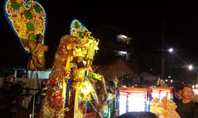 東嶽仁聖大帝、炳靈太子首度夜巡護庄 麻豆人雨中熱情相迎