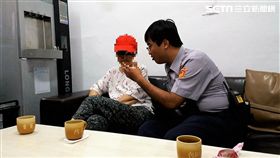 呂婦搭計程車前往淡水河尋短，司機將她載至關渡所，警方利用臉部辨識系統查出身分，並聯絡上孫女前來接人（翻攝畫面）