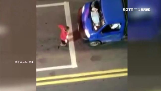 疑酒醉起口角　男肉身攔車毆駕駛
