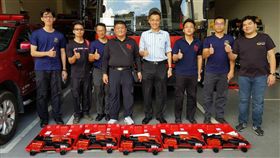 新北市義消第四大隊顧問團長洪正和（左4）捐贈5組軍刀鋸給新北市消防局第四大隊。（圖／翻攝畫面）