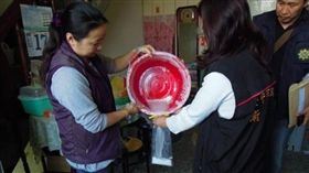 衛生局驗出義輝製麵廠違法使用雙氧水製做麵條。衛生局提供