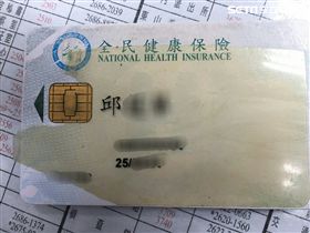 瑞芳警員細心幫失智迷路阿嬤找到家。