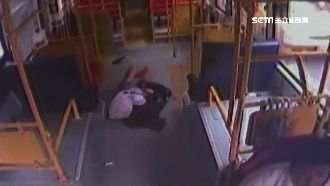 女乘客公車上睡著摔地　叫不醒嚇壞人