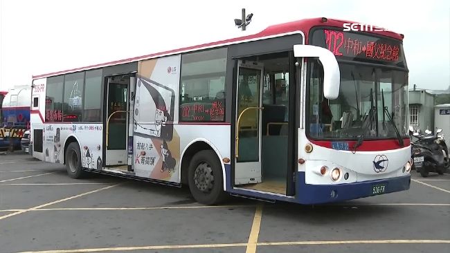 被撞到不爽！辣妹怒在公車上對峙大嬸