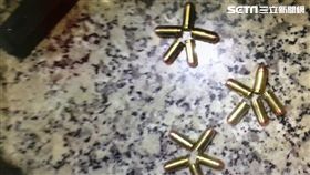 徐男購入大量毒品又擁槍自重，警方接獲線報前往搜索，赫見土耳其製的衝鋒槍，火力強大令人咋舌（翻攝畫面）