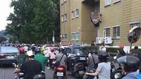 不少訓練師不顧一旁就是派出所直接違停路旁抓寶。（圖／翻攝自爆料公社）