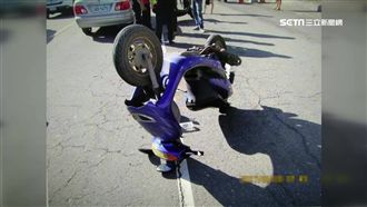 車禍最離奇！肇事機車「倒立」路面上