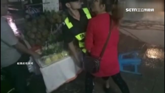 陸最恰女攤販！　遭保全逐竟猴子偷桃