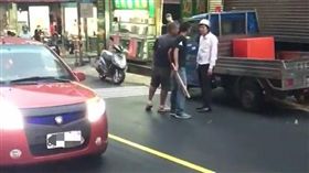 2名男子直接將車停在馬路上持球棒跑到對街大聲對機車騎士飆罵髒話。（圖／翻攝自爆料公社）