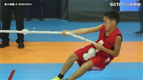 男童拔河不放棄