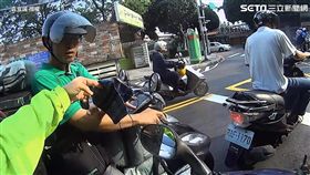 最美的風景 他不惜繞路只為歸還口罩。（圖／翻攝自袁立誠YouTube）