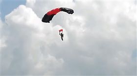 變火球…女兵進行跳傘訓練　怪風吹來直接撞上高壓電纜
圖／翻攝自Chamuka15d YouTube
https://www.youtube.com/watch?v=EfFnzqSactY