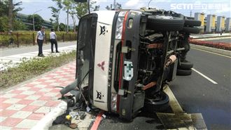 貨車載小山貓　疑過彎不慎翻覆