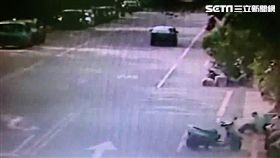 呂男搭計程車前往台大醫院，並坐在人行道變電箱前，拿出手槍朝眉心一射，警消獲報隨即將他送進醫院救治（翻攝畫面）