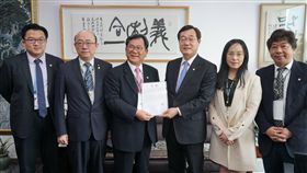 韓國總統大選觀選團團長陳明文,文在寅選舉對策委員會安保國防特別補佐團團長閔洪喆（現任國會議員）　圖／民進黨提供