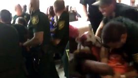 16:9
影／美國廉航又出包…突取消11班飛機　乘客不爽大打出手
圖／翻攝自brionkahalbert Twitter
https://twitter.com/brionkahalbert/status/861800023570436097