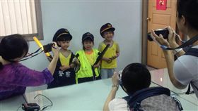 小小波麗士們穿上警用防彈背心拍照留念。（圖／翻攝畫面）