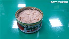 李男肚子餓又沒錢吃飯，竟走進超商拿下一罐鮪魚罐頭，直接開封後捧著走向門口，遭店員攔下報警處理（翻攝畫面）