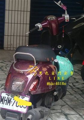 經過一夜這對夫妻的機車沾滿「路過」網友的檳榔汁。（圖／翻攝自黑色豪門企業）