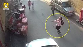 孩童,嬰兒,寶寶,嬰娃,墜樓,窗台,窗戶,家長,意外,危險,中國,大陸,河南,滎陽,小學,徒手,接-翻攝自梨視頻