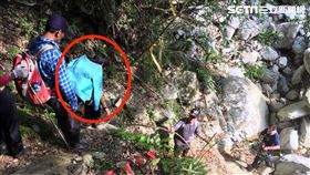 警員上山營救少女路程艱辛，攀爬近90度山坡。