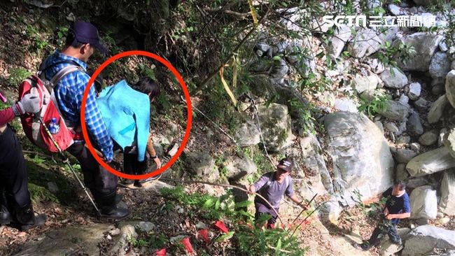 獨／營救少女全記錄！路途險峻難攀爬