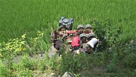 耕作搬運車翻覆　花蓮老農臉埋土中窒息死（圖／翻攝畫面）