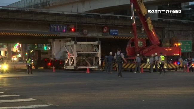 10天內第二起！曳引車撞陸橋卡車道