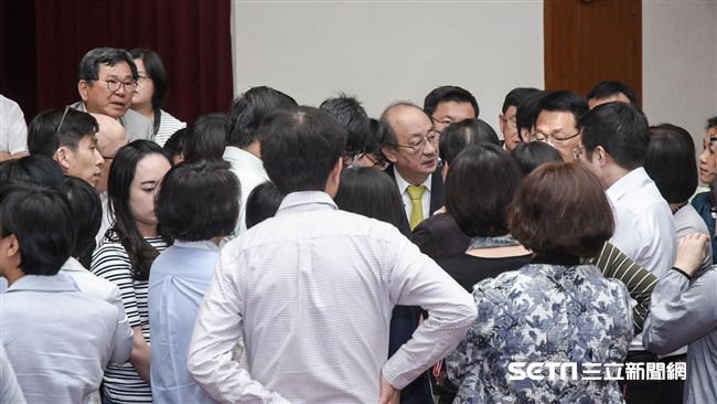 審前瞻條例　藍綠一早主席台前推擠