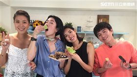 三名模直播互爆料：第一次就摸大腿、出門不穿內衣