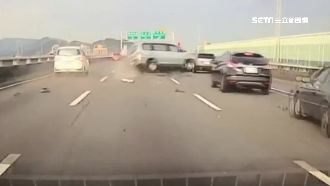 側風太強？五楊高架橋轎車偏移釀追撞