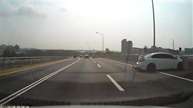 許女轎車失控撞上內側護欄後再談非撞上外側護欄，這才停下來。（圖／翻攝自臉書社團八卦村－行車紀錄器影片上傳中心）