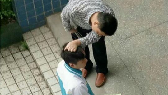 女兒忘帶課本　她請老師體罰網卻讚爆