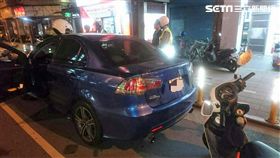 劉男開車違停在桂林路上遭警盤查，警方查出他因竊盜罪被通緝，並從車內搜出改造手槍及毒品（翻攝畫面）