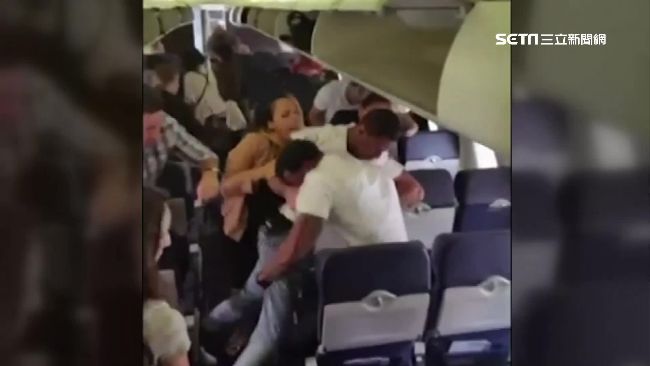 美航空旅客機上亂鬥　空服員慘遭波及