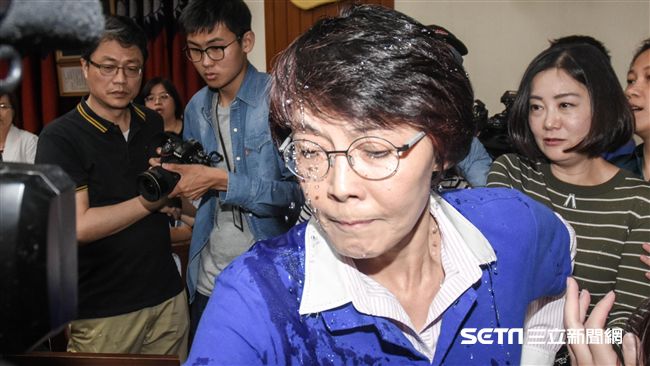 圖／挨打又被潑水　黃昭順氣炸反擊！