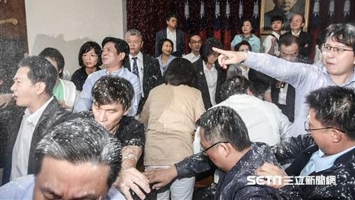 藍營撒麵粉擋前瞻　綠委痛批要人命