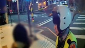 員警安撫日女。（圖／翻攝畫面）