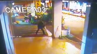 麵店把鄰家當垃圾桶　洗碗水隨手潑