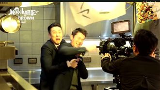 劉書宏緊摟摸胸肌　吳慷仁臉紅大崩潰